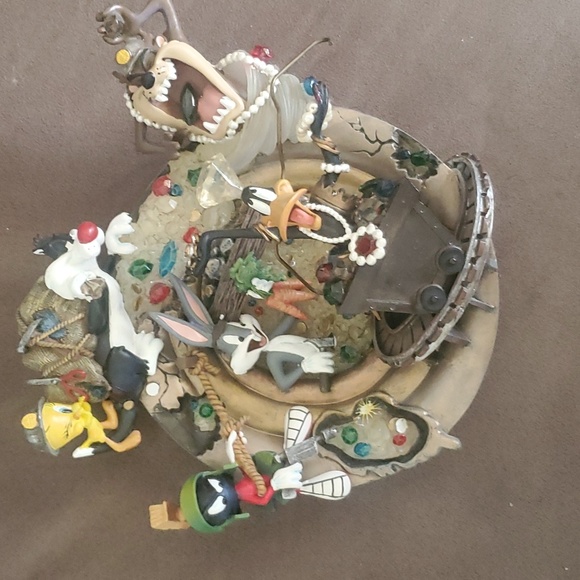 !! LOONEY TUNES ROUND!! - Picture 1 of 8